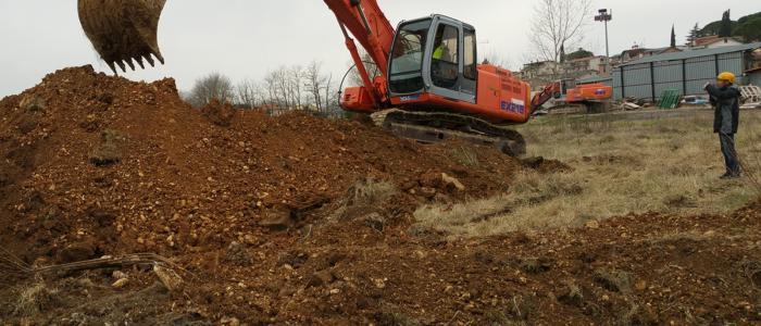 escavatore durante un corso per patentino movimento terra