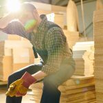 lavoratore che ha caldo per il microclima sul lavoro